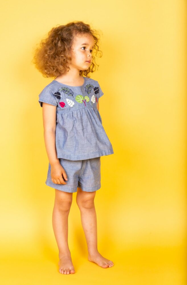 Kurzarm Top Phila mit Blätter Stickereien