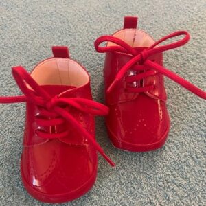 Rote Halbschuhe zum Schnüren